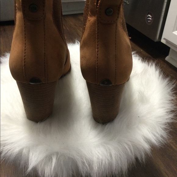 Ugg short boots Chestnut color size 9 - Picture 3 of 9